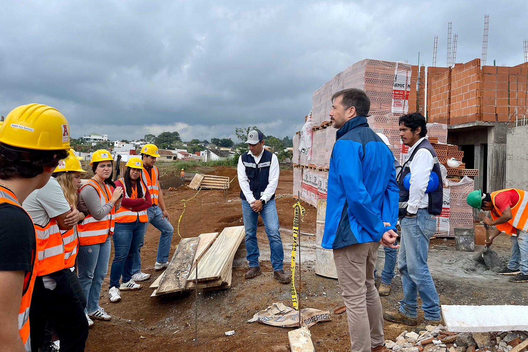 9 / 10 - Alumnos de Arquitectura de Primer Semestre Realizan Visita de Campo a Proyecto de