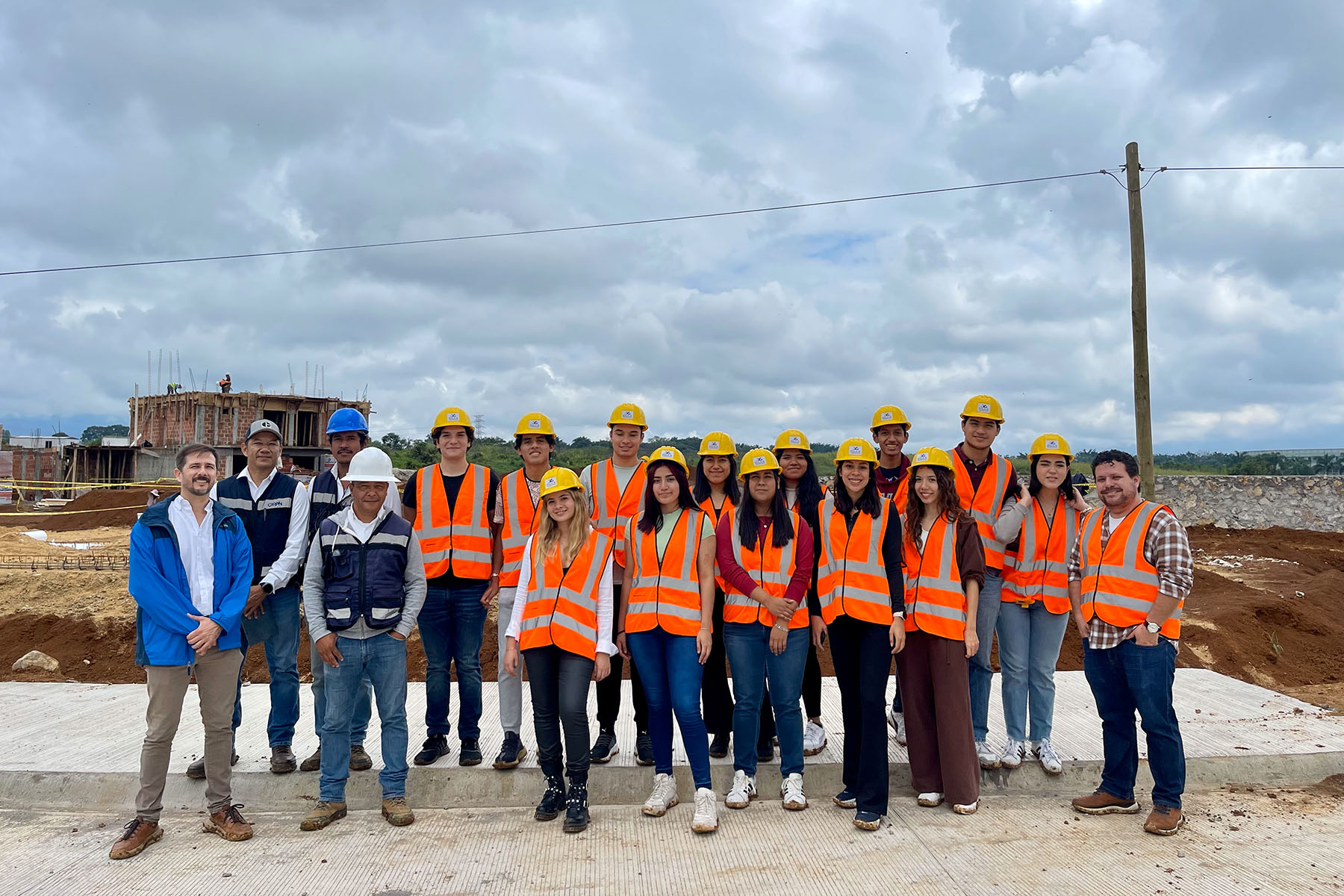 10 / 10 - Alumnos de Arquitectura de Primer Semestre Realizan Visita de Campo a Proyecto de