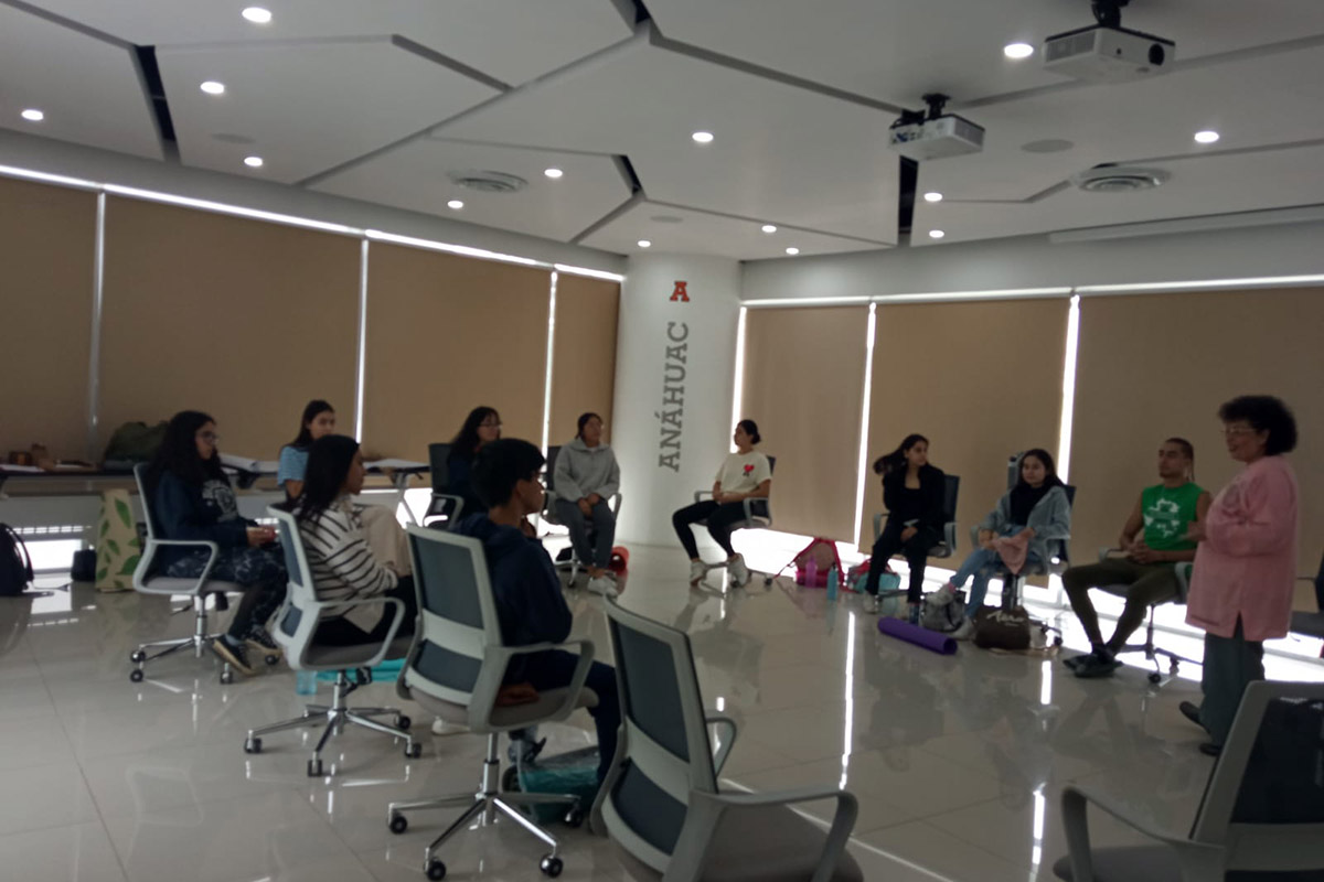 6 / 11 - Alumnos de Psicología Enriquecen su Formación con Talleres Experienciales 6 / 11 - Alumnos de Psicología Enriquecen su Formación con Talleres Experienciales