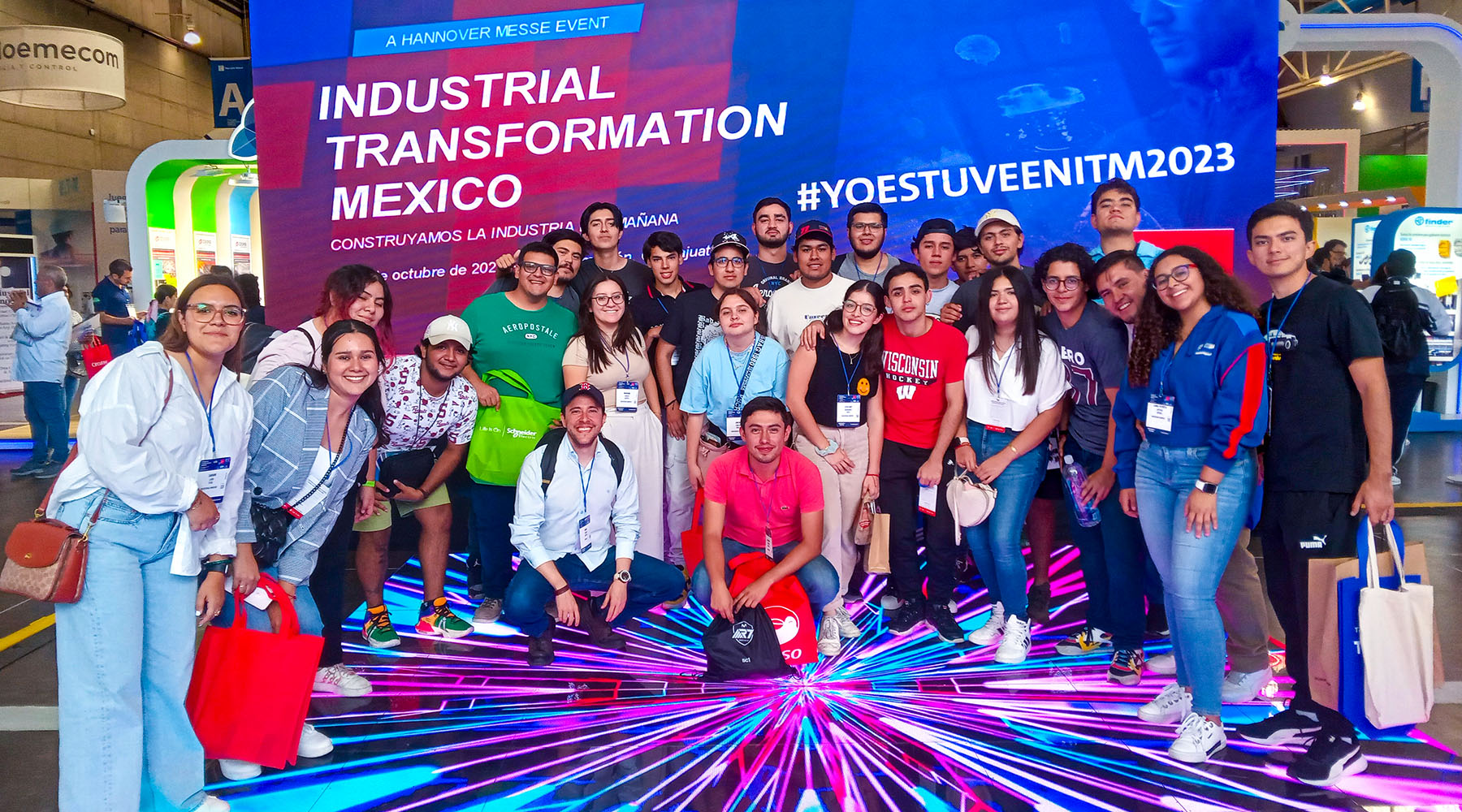 2 / 2 - Alumnos de Ingeniería Visitan Centro del CINVESTAV-IPN y la Feria Nacional de