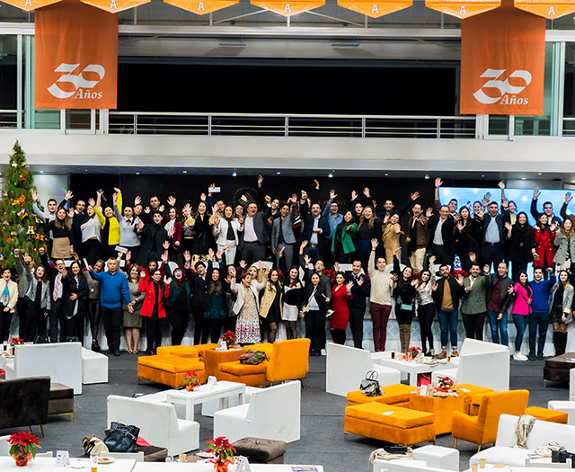 Reencuentro de Líderes en el Brindis Navideño para Egresados