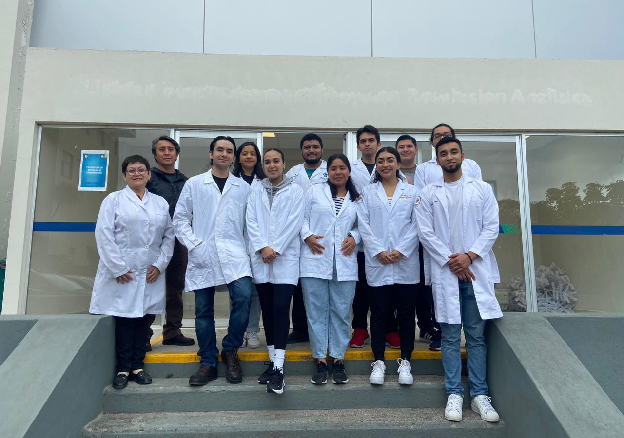 1 / 5 - Alumnos de Ingeniería Visitan el Instituto de Química Aplicada de la Universidad