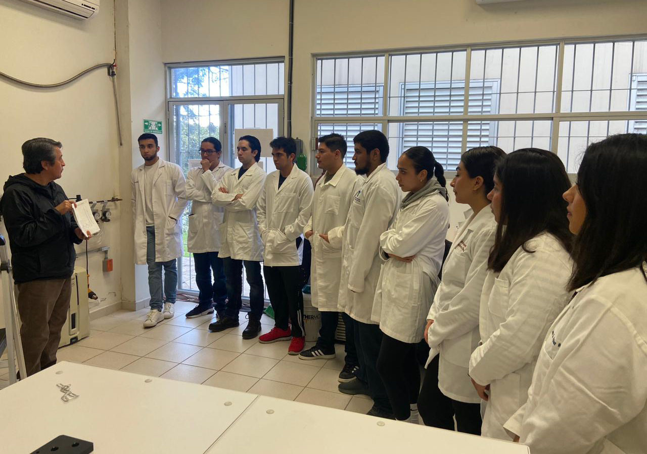 2 / 5 - Alumnos de Ingeniería Visitan el Instituto de Química Aplicada de la Universidad