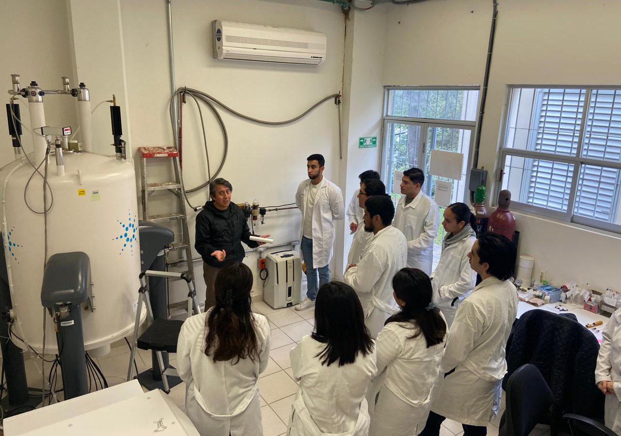 3 / 5 - Alumnos de Ingeniería Visitan el Instituto de Química Aplicada de la Universidad