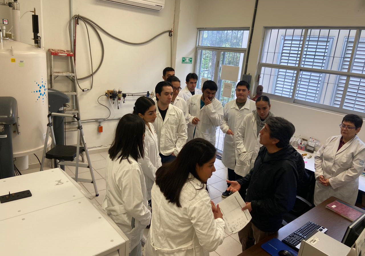 4 / 5 - Alumnos de Ingeniería Visitan el Instituto de Química Aplicada de la Universidad
