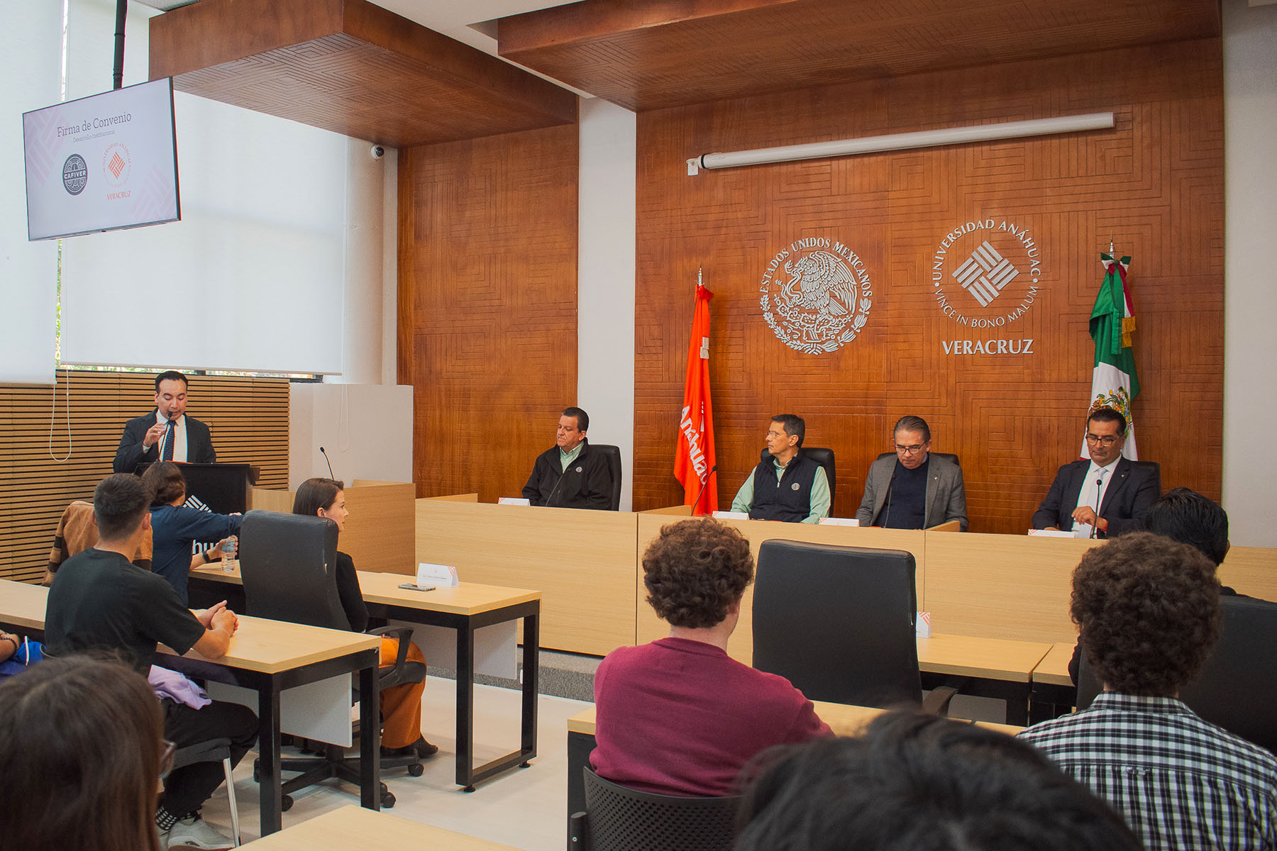 1 / 12 - Firma de Convenio de Colaboración con CAFIVER 1 / 12 - Firma de Convenio de Colaboración con CAFIVER