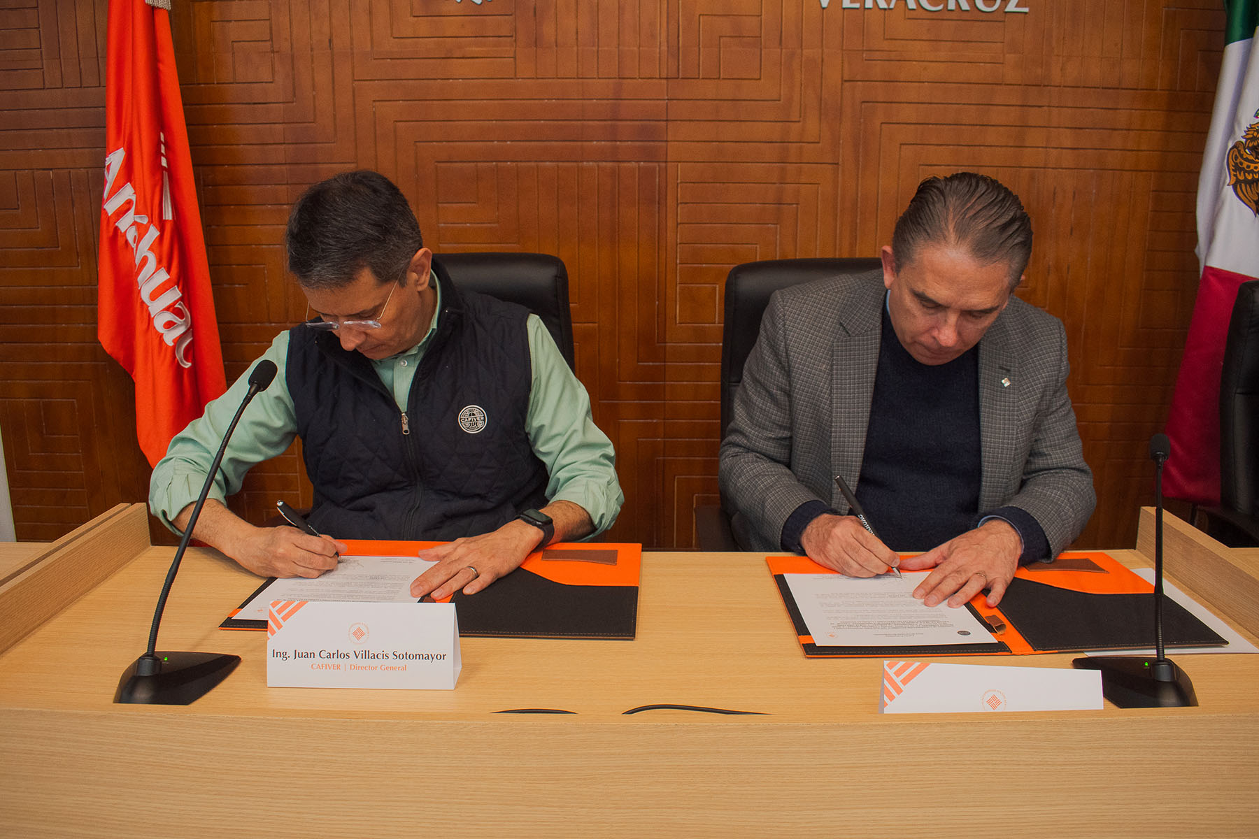 9 / 12 - Firma de Convenio de Colaboración con CAFIVER 9 / 12 - Firma de Convenio de Colaboración con CAFIVER