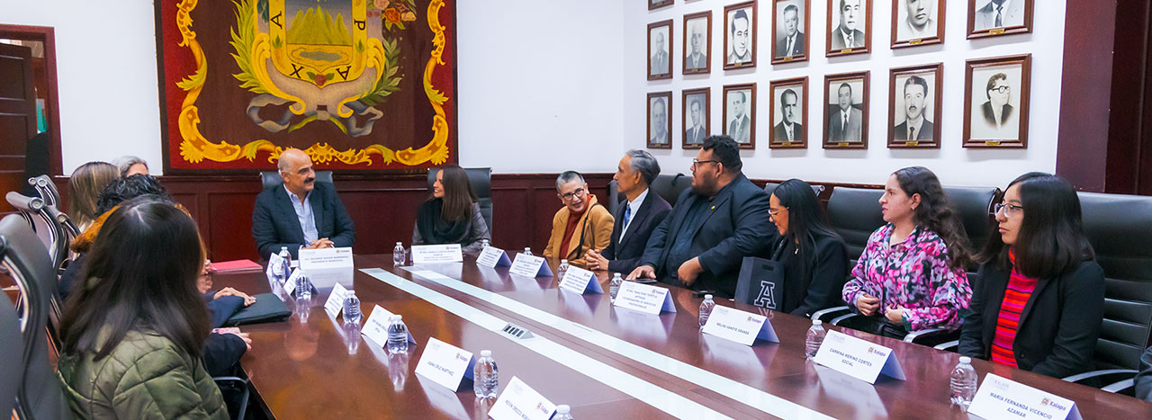 Presidente Municipal Reconoce a Alumnos y Maestros por Servicio Profesional