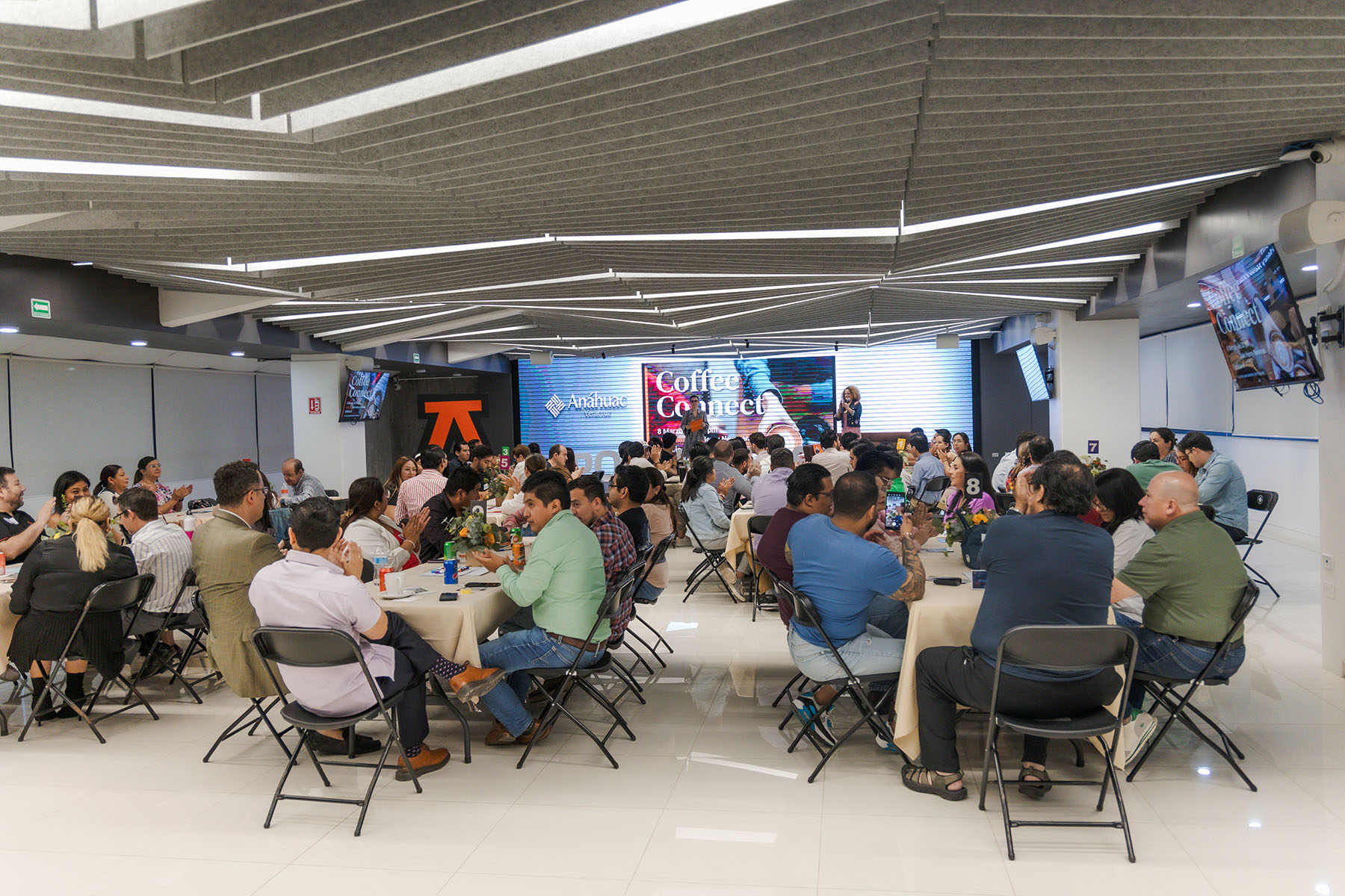 1 / 43 - Coffee Conect, Networking Exclusivo para Alumnos de Posgrados Edición 2024: Follow the