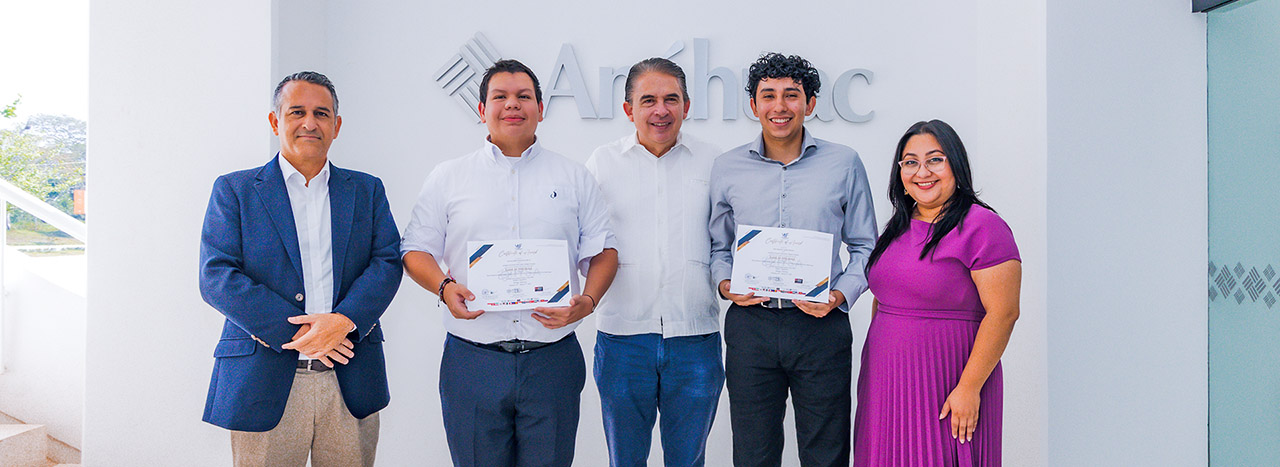 Estudiantes Ganan Medalla de Oro en la Youth International Science Fair 2024