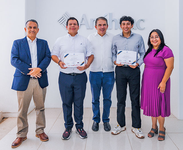 Estudiantes Ganan Medalla de Oro en la Youth International Science Fair 2024