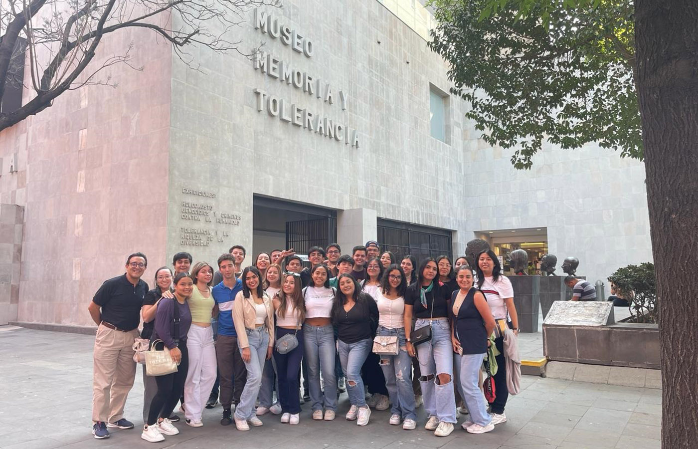 3 / 4 - Visita al Museo de Memoria y Tolerancia por Alumnos de Psicología y Derecho 3 / 4 - Visita al Museo de Memoria y Tolerancia por Alumnos de Psicología y Derecho
