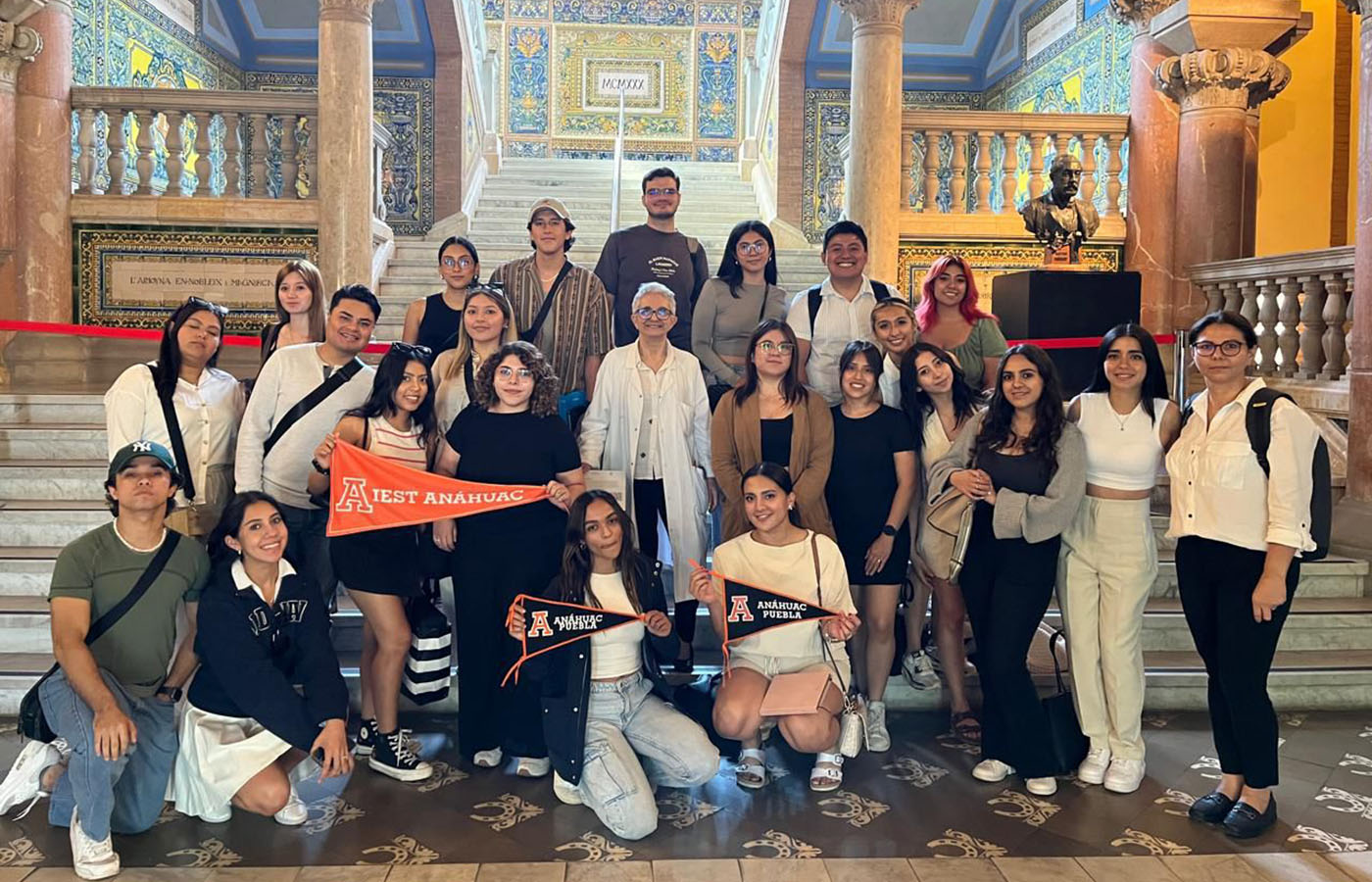 1 / 6 - Alumnos de la Escuela de Medicina Realizaron Curso de Verano en Barcelona