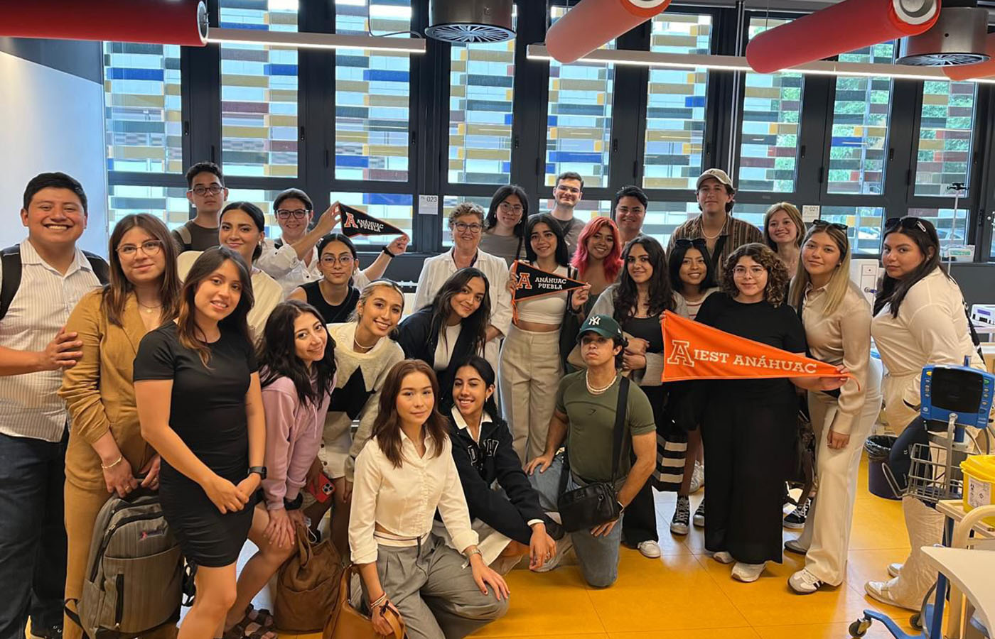 2 / 6 - Alumnos de la Escuela de Medicina Realizaron Curso de Verano en Barcelona