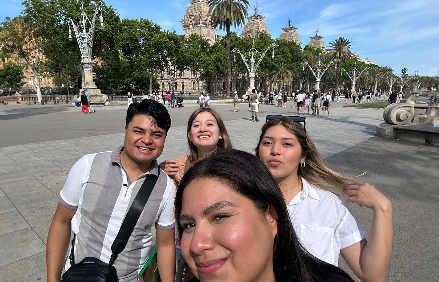 5 / 6 - Alumnos de la Escuela de Medicina Realizaron Curso de Verano en Barcelona