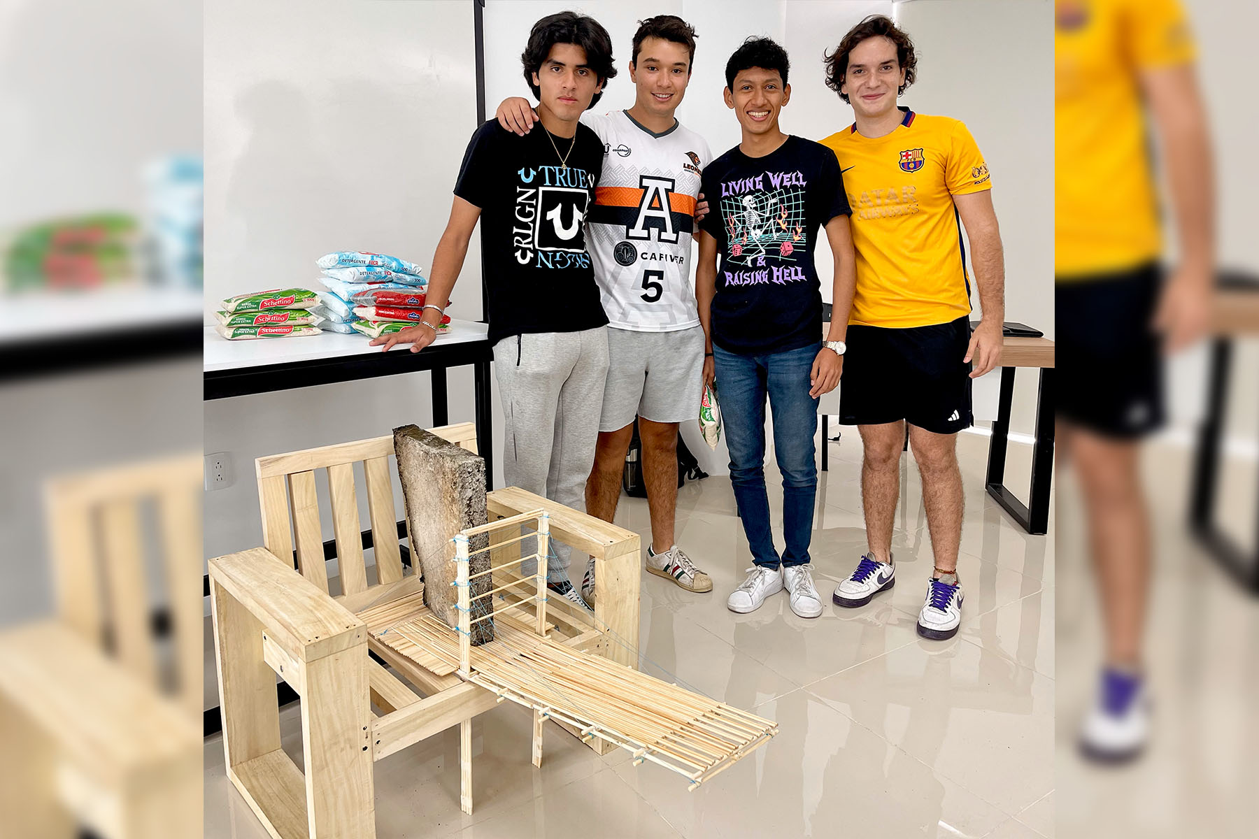 3 / 16 - Desafiando los Límites: Alumnos de Arquitectura Realizan Pruebas de Resistencia en 3 / 16 - Desafiando los Límites: Alumnos de Arquitectura Realizan Pruebas de Resistencia en