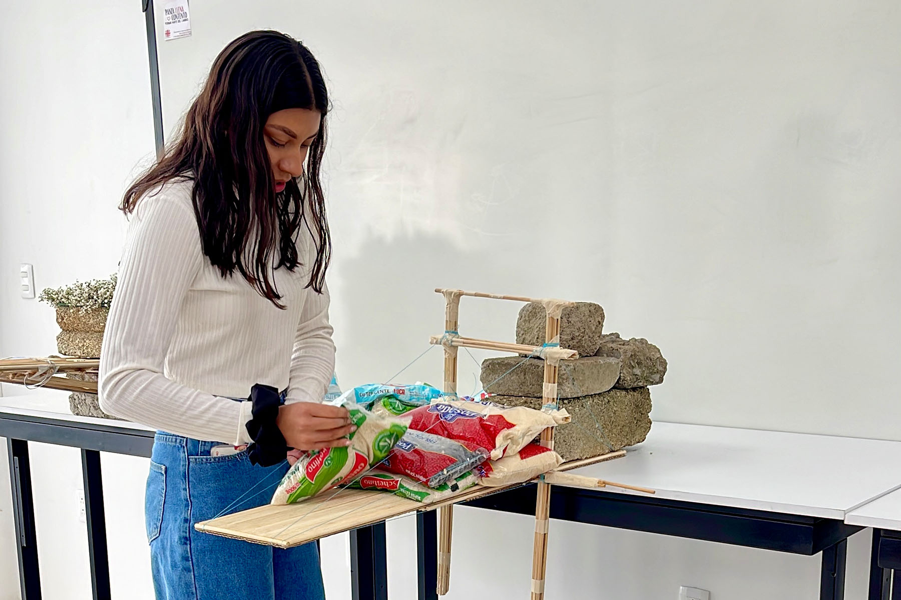 7 / 16 - Desafiando los Límites: Alumnos de Arquitectura Realizan Pruebas de Resistencia en 7 / 16 - Desafiando los Límites: Alumnos de Arquitectura Realizan Pruebas de Resistencia en