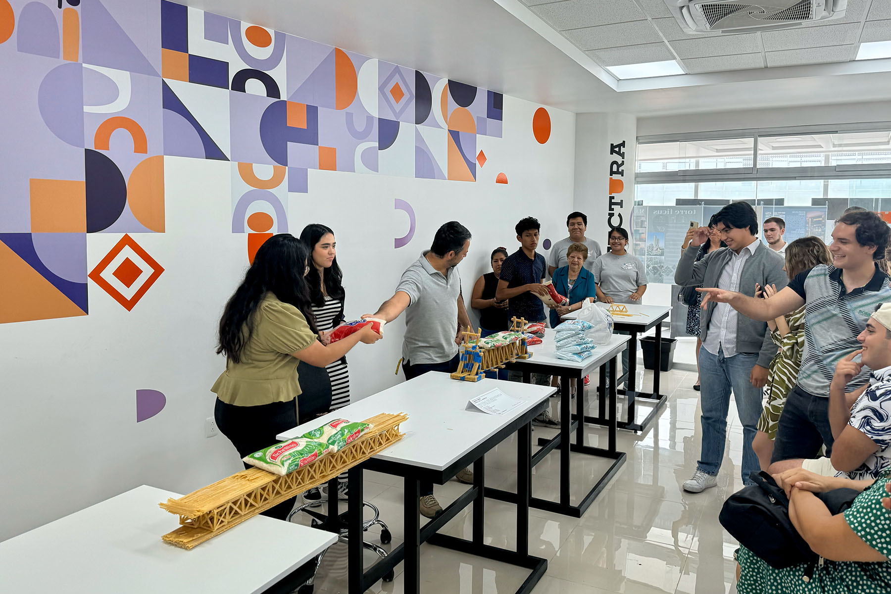 12 / 16 - Desafiando los Límites: Alumnos de Arquitectura Realizan Pruebas de Resistencia en 12 / 16 - Desafiando los Límites: Alumnos de Arquitectura Realizan Pruebas de Resistencia en