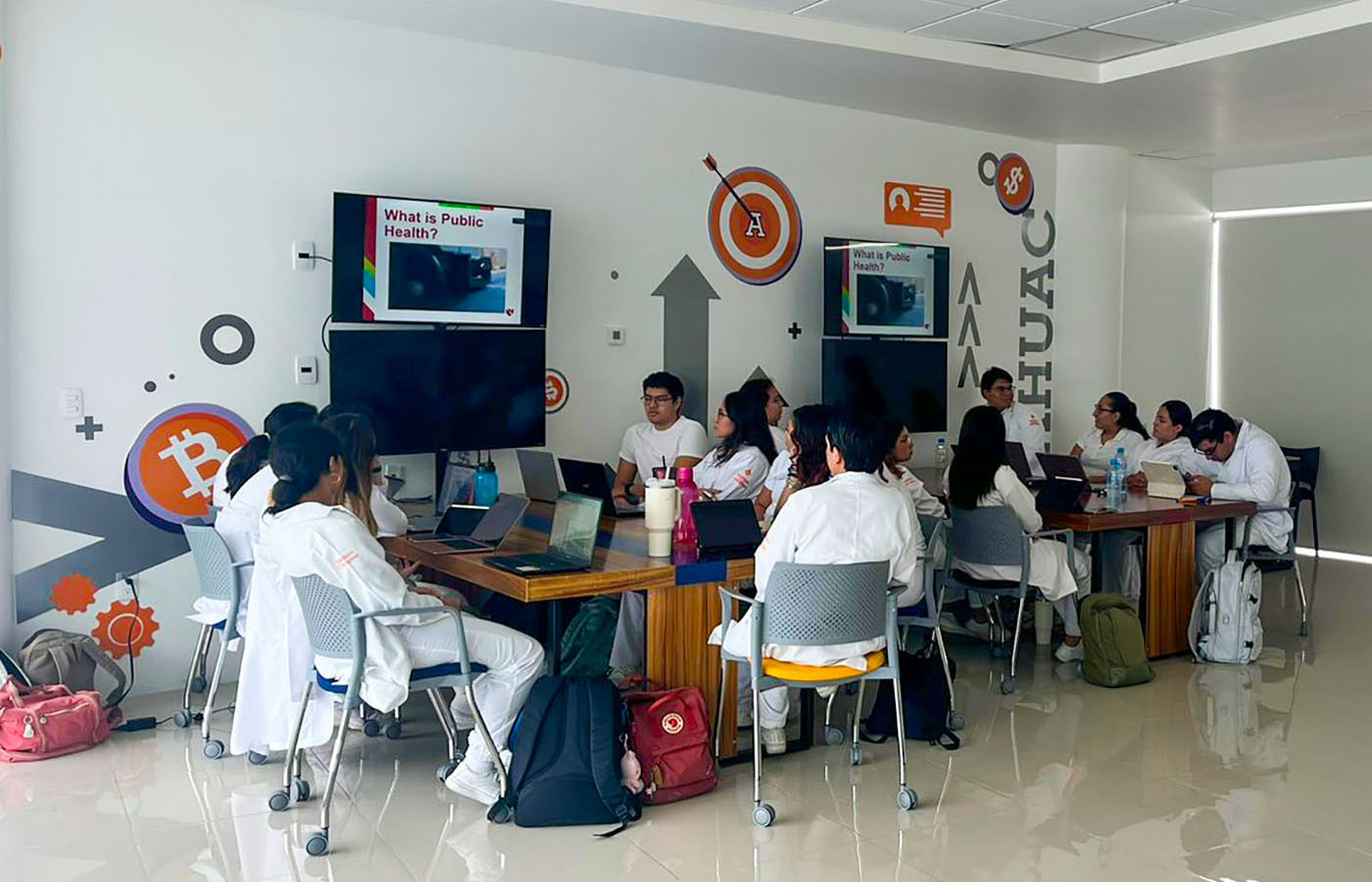 1 / 13 - Éxito en Salud Pública: Alumnos Concluyen Curso de Verano con Profesores del University