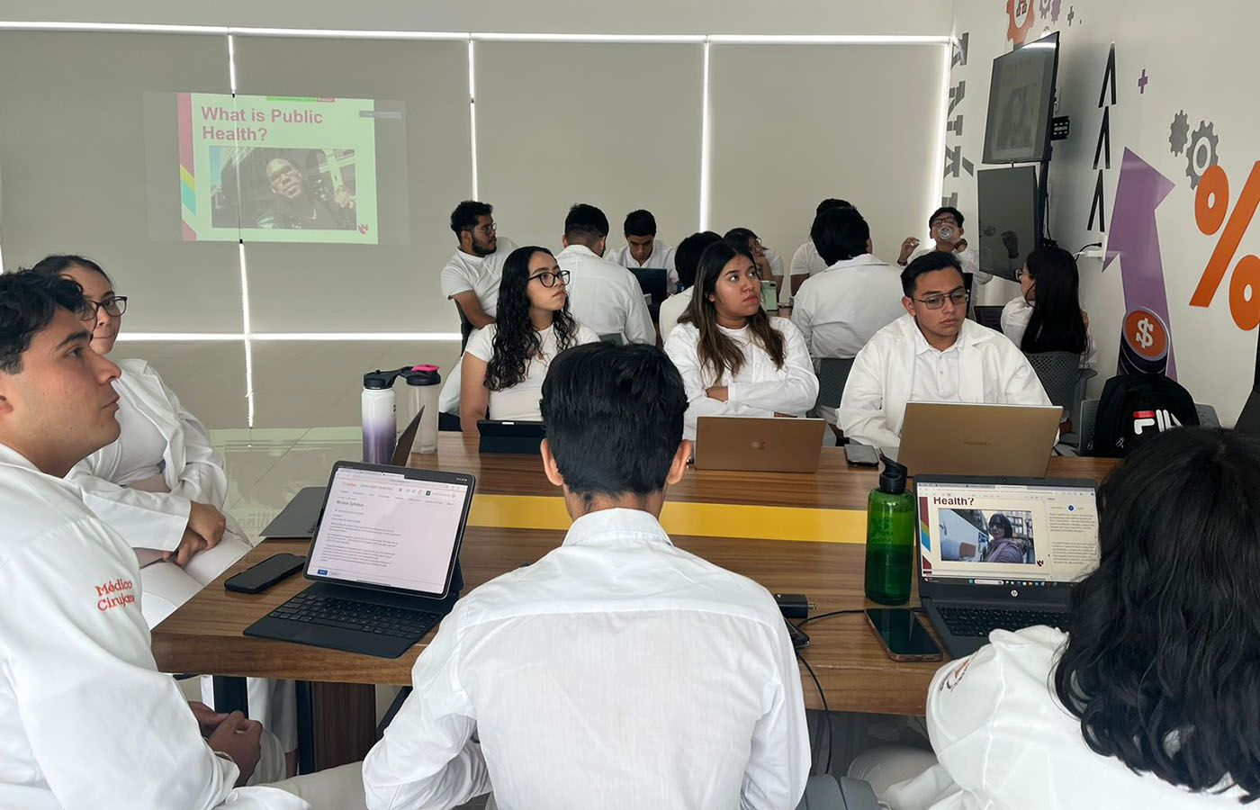 2 / 13 - Éxito en Salud Pública: Alumnos Concluyen Curso de Verano con Profesores del University