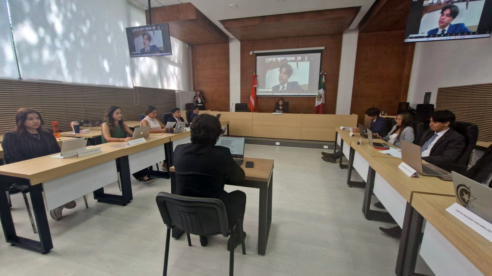 2 / 4 - Un Día en la Corte 2 / 4 - Un Día en la Corte