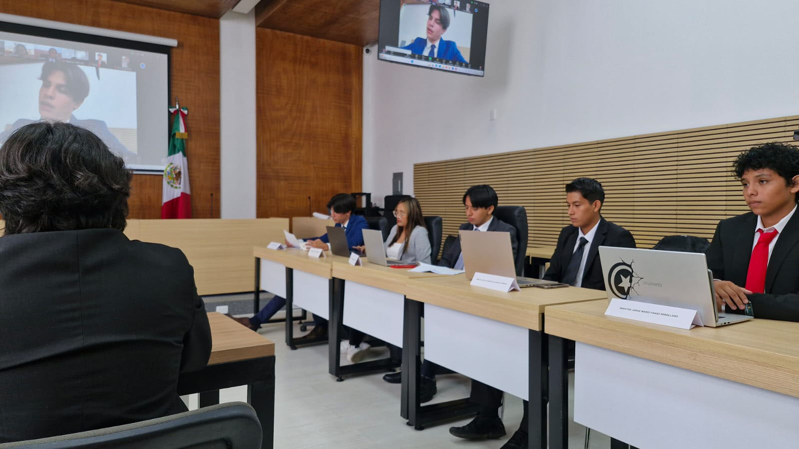 4 / 4 - Un Día en la Corte 4 / 4 - Un Día en la Corte