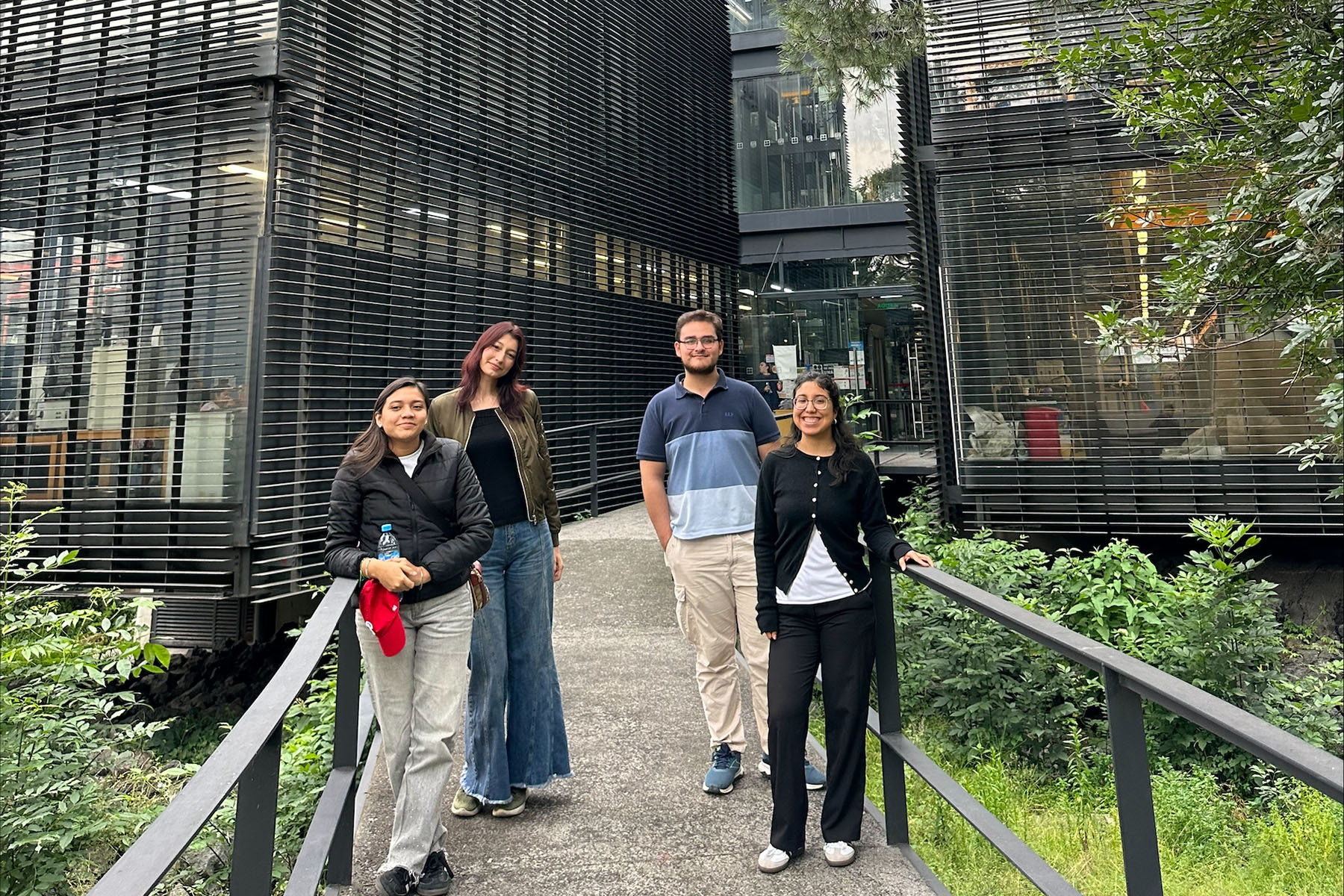 1 / 4 - Alumnos de Ingeniería Biomédica Visitan la Escuela Médico Naval y el Laboratorio