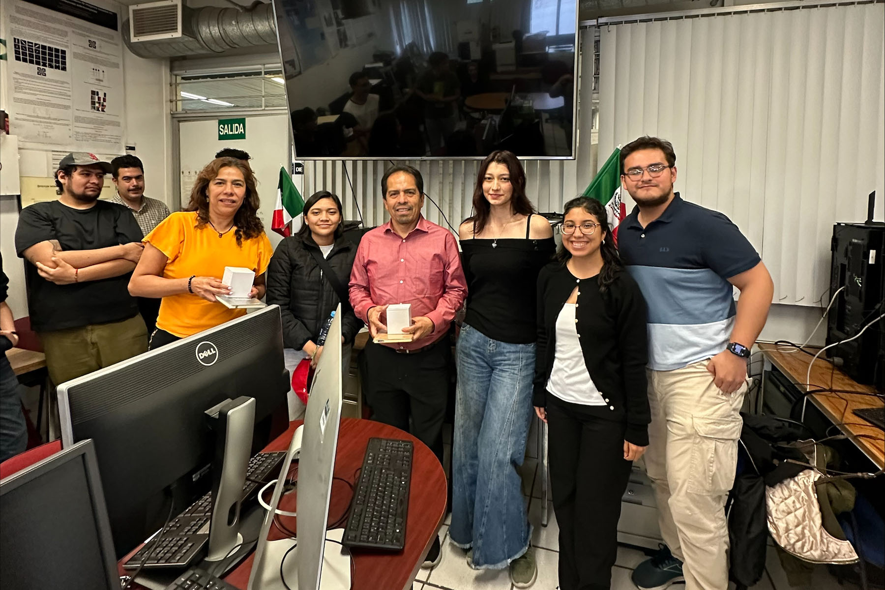3 / 4 - Alumnos de Ingeniería Biomédica Visitan la Escuela Médico Naval y el Laboratorio