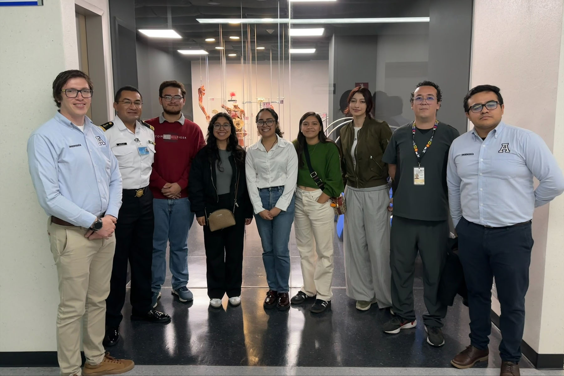 4 / 4 - Alumnos de Ingeniería Biomédica Visitan la Escuela Médico Naval y el Laboratorio