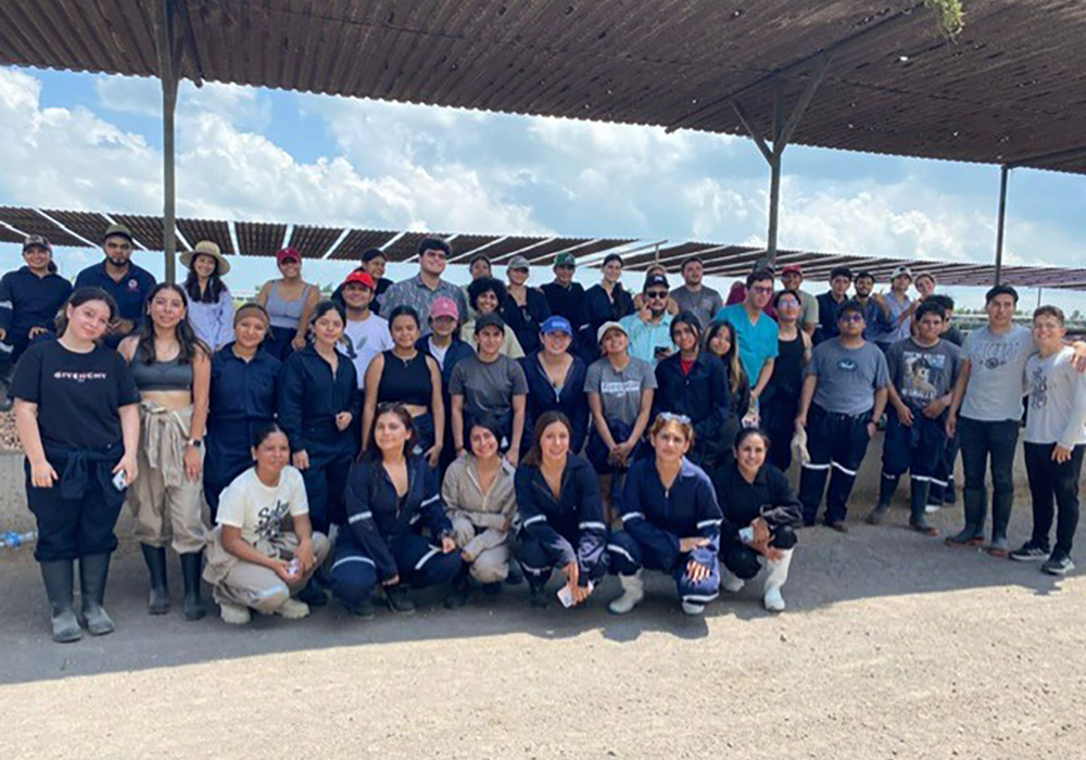 4 / 5 - Alumnos de Medicina Veterinaria y Zootecnia Visitan el Rancho Ganadero Santa Rita 4 / 5 - Alumnos de Medicina Veterinaria y Zootecnia Visitan el Rancho Ganadero Santa Rita