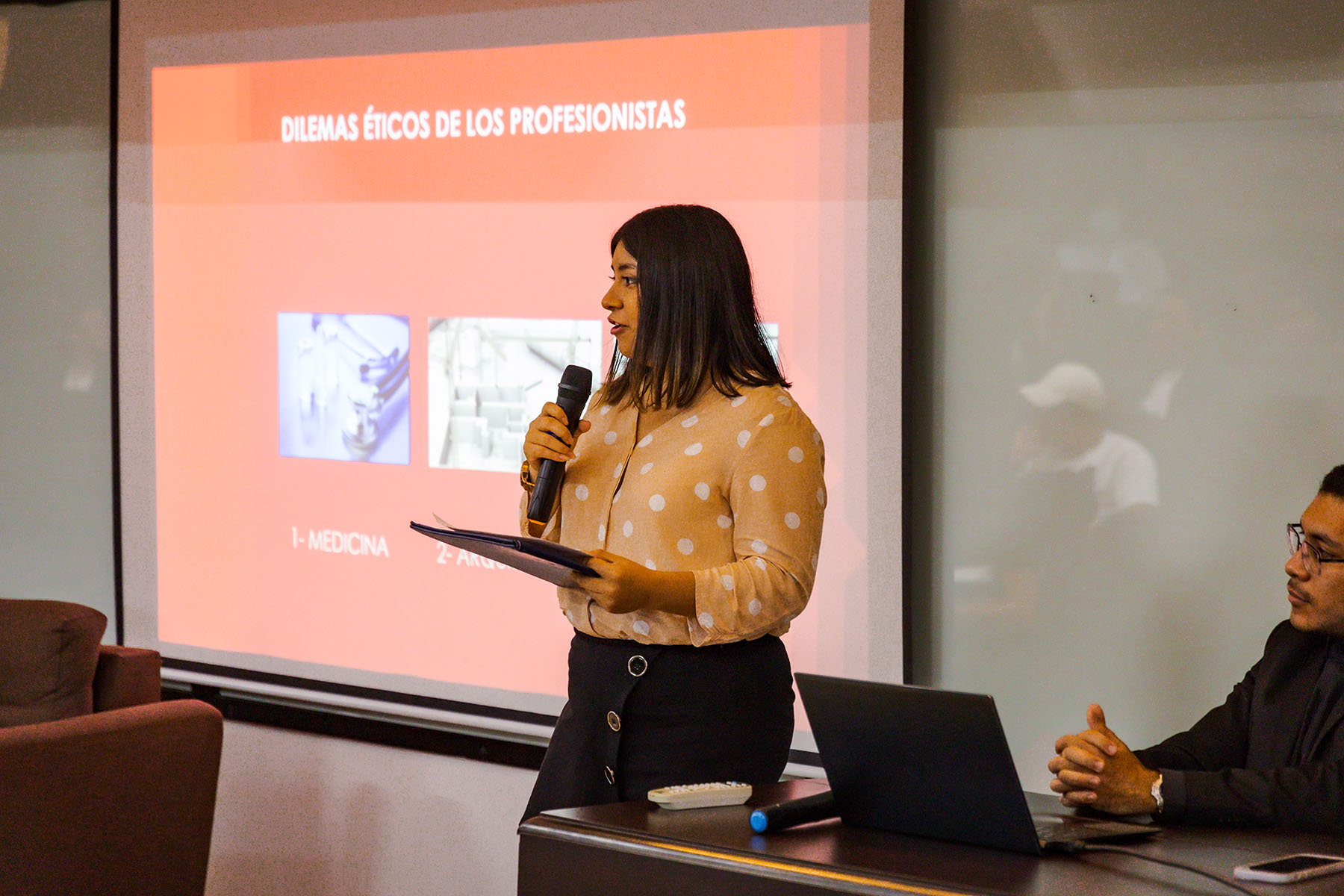 4 / 11 - Alumnos de la Escuela de Derecho Presentan el Foro Ética Profesional del Abogado 4 / 11 - Alumnos de la Escuela de Derecho Presentan el Foro Ética Profesional del Abogado