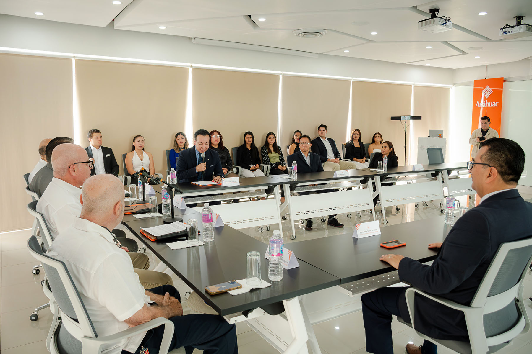 8 / 57 - Firma de Convenio con Asociación de Avicultores de Córdoba y Laboratorio Cordobés de