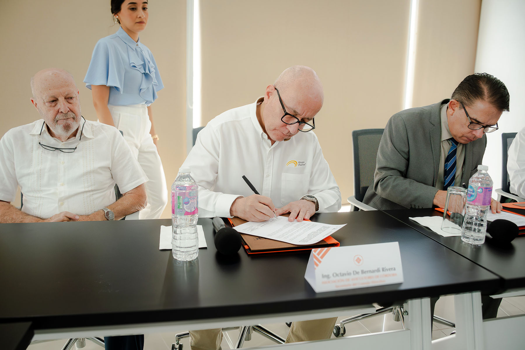14 / 57 - Firma de Convenio con Asociación de Avicultores de Córdoba y Laboratorio Cordobés de