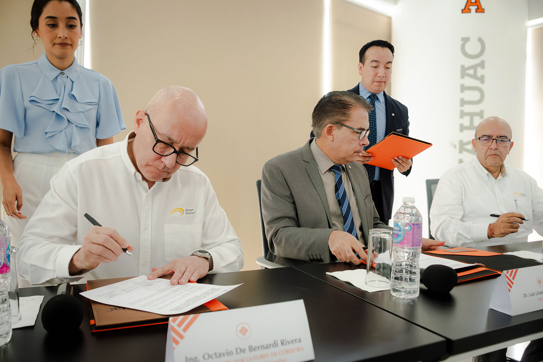 16 / 57 - Firma de Convenio con Asociación de Avicultores de Córdoba y Laboratorio Cordobés de