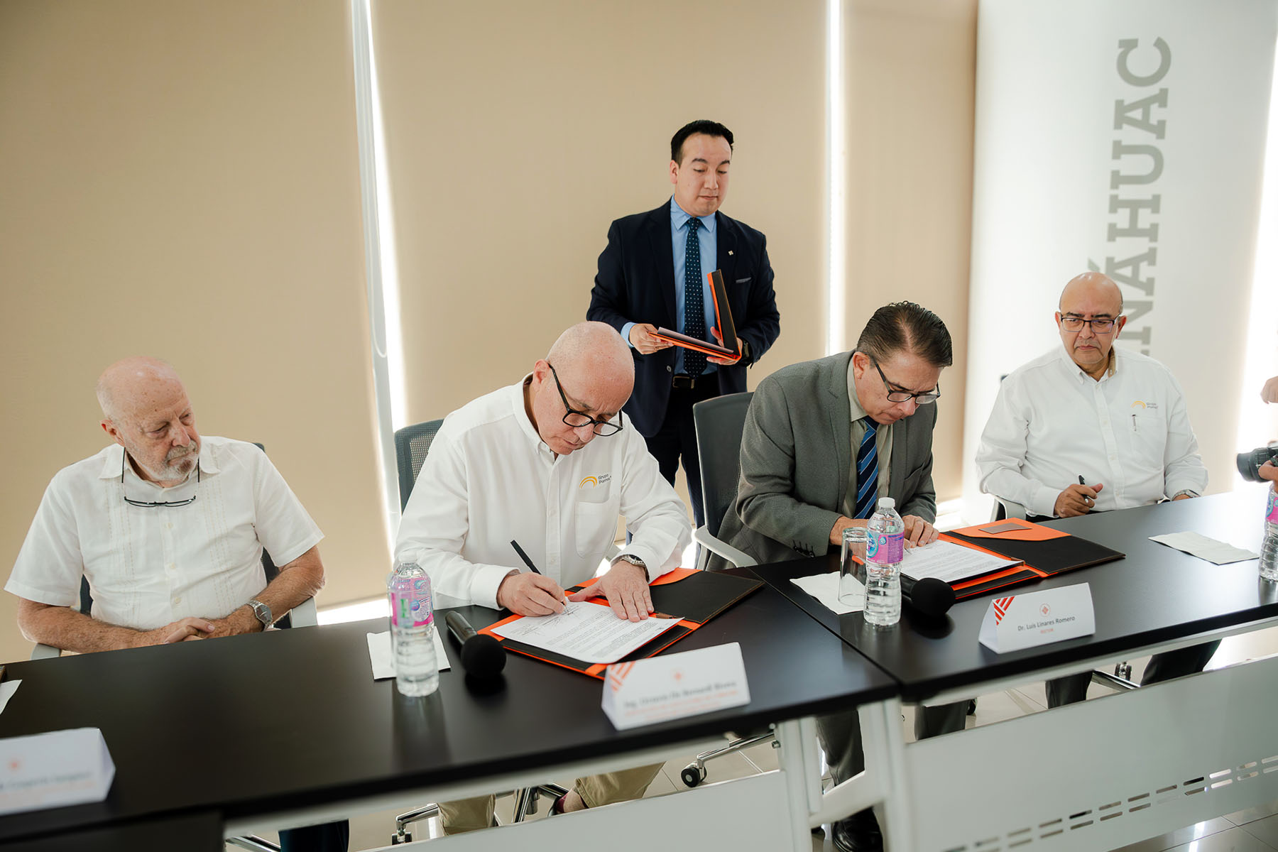 17 / 57 - Firma de Convenio con Asociación de Avicultores de Córdoba y Laboratorio Cordobés de