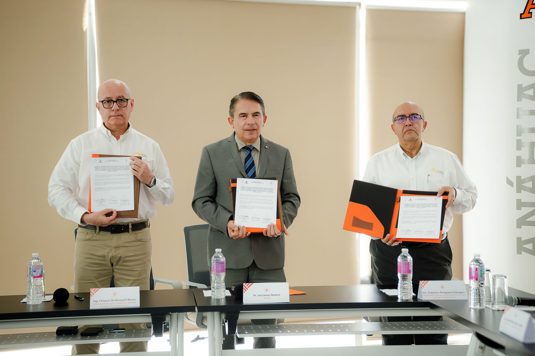 18 / 57 - Firma de Convenio con Asociación de Avicultores de Córdoba y Laboratorio Cordobés de