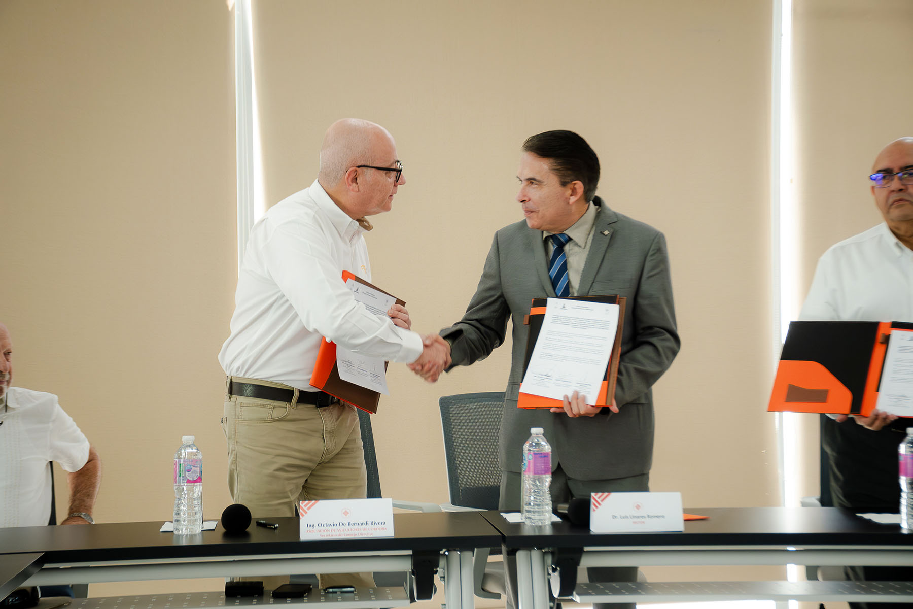 19 / 57 - Firma de Convenio con Asociación de Avicultores de Córdoba y Laboratorio Cordobés de