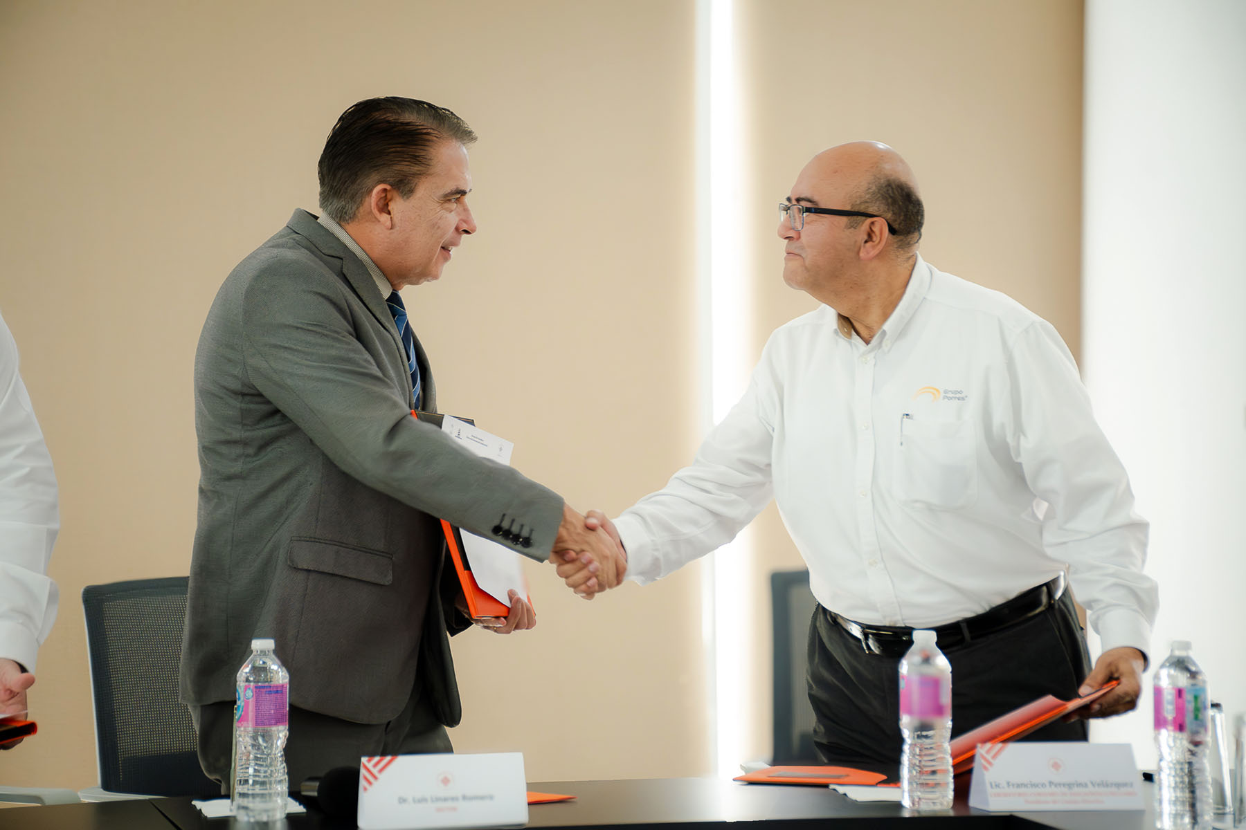 20 / 57 - Firma de Convenio con Asociación de Avicultores de Córdoba y Laboratorio Cordobés de
