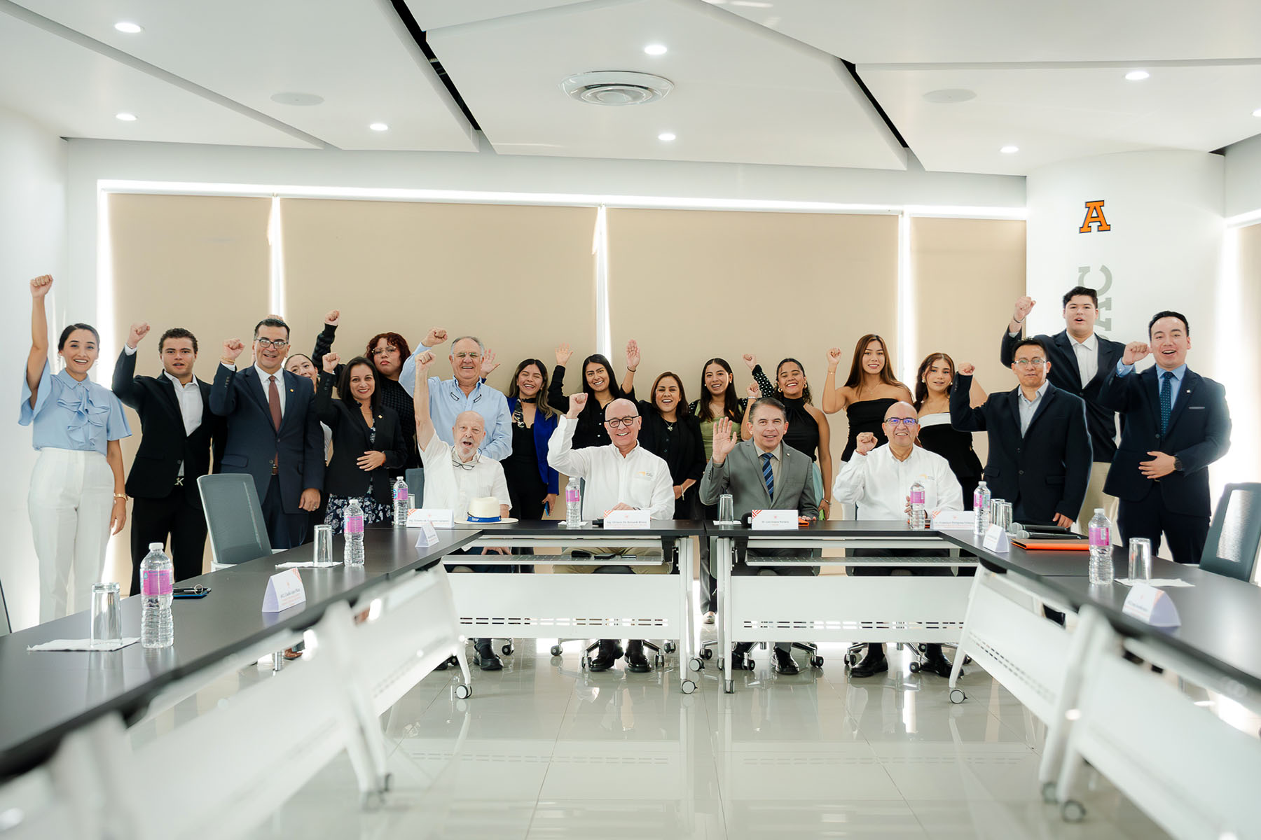 23 / 57 - Firma de Convenio con Asociación de Avicultores de Córdoba y Laboratorio Cordobés de