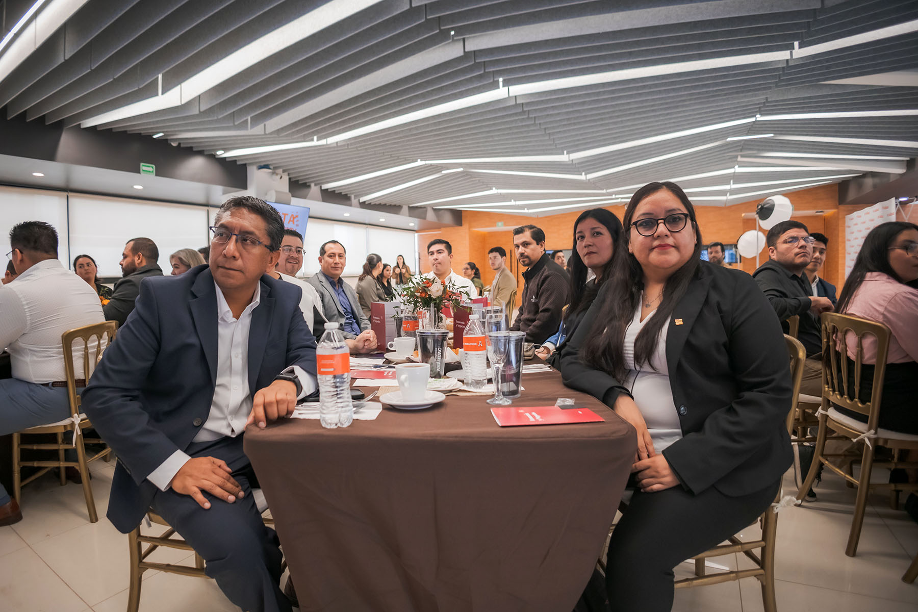 12 / 70 - La Meta Está Cerca: Clausura de la Maestría en Economía y Negocios para Grupo
