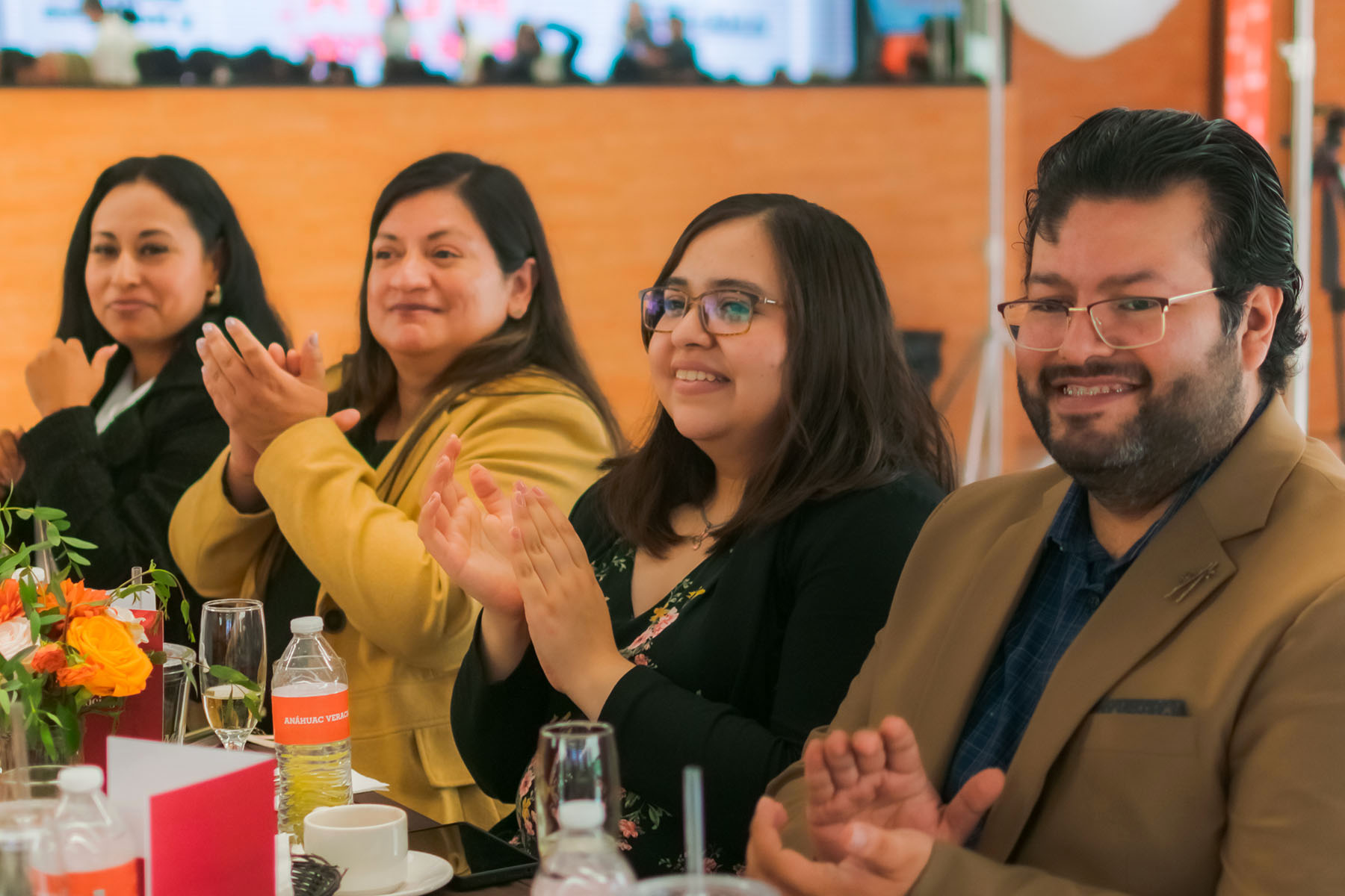 13 / 70 - La Meta Está Cerca: Clausura de la Maestría en Economía y Negocios para Grupo