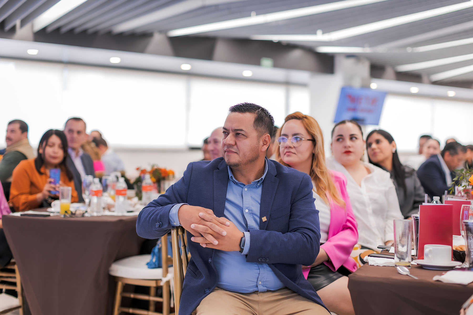 20 / 70 - La Meta Está Cerca: Clausura de la Maestría en Economía y Negocios para Grupo