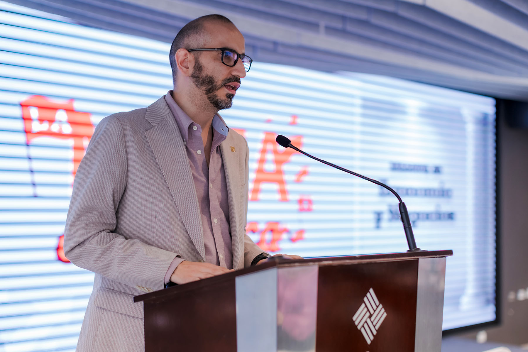 32 / 70 - La Meta Está Cerca: Clausura de la Maestría en Economía y Negocios para Grupo