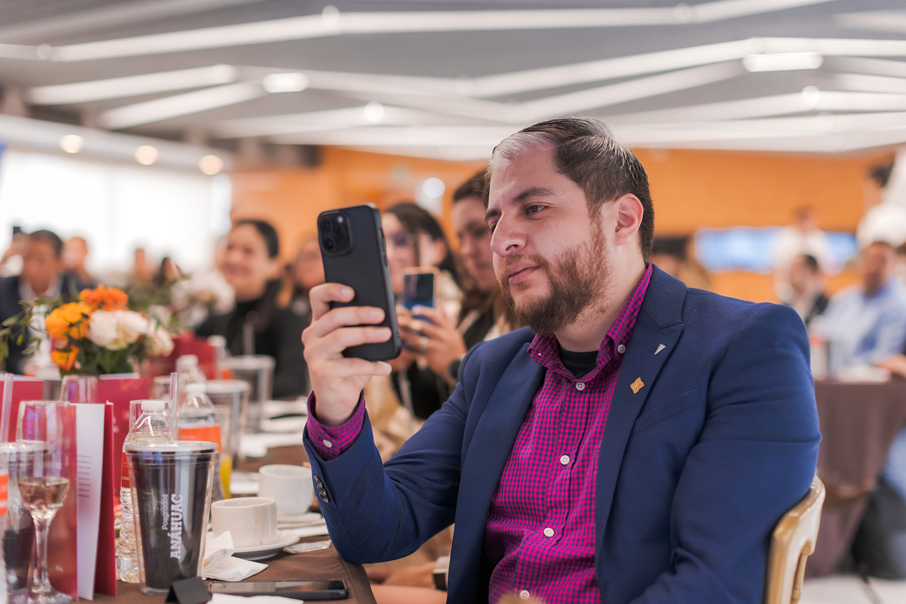 33 / 70 - La Meta Está Cerca: Clausura de la Maestría en Economía y Negocios para Grupo