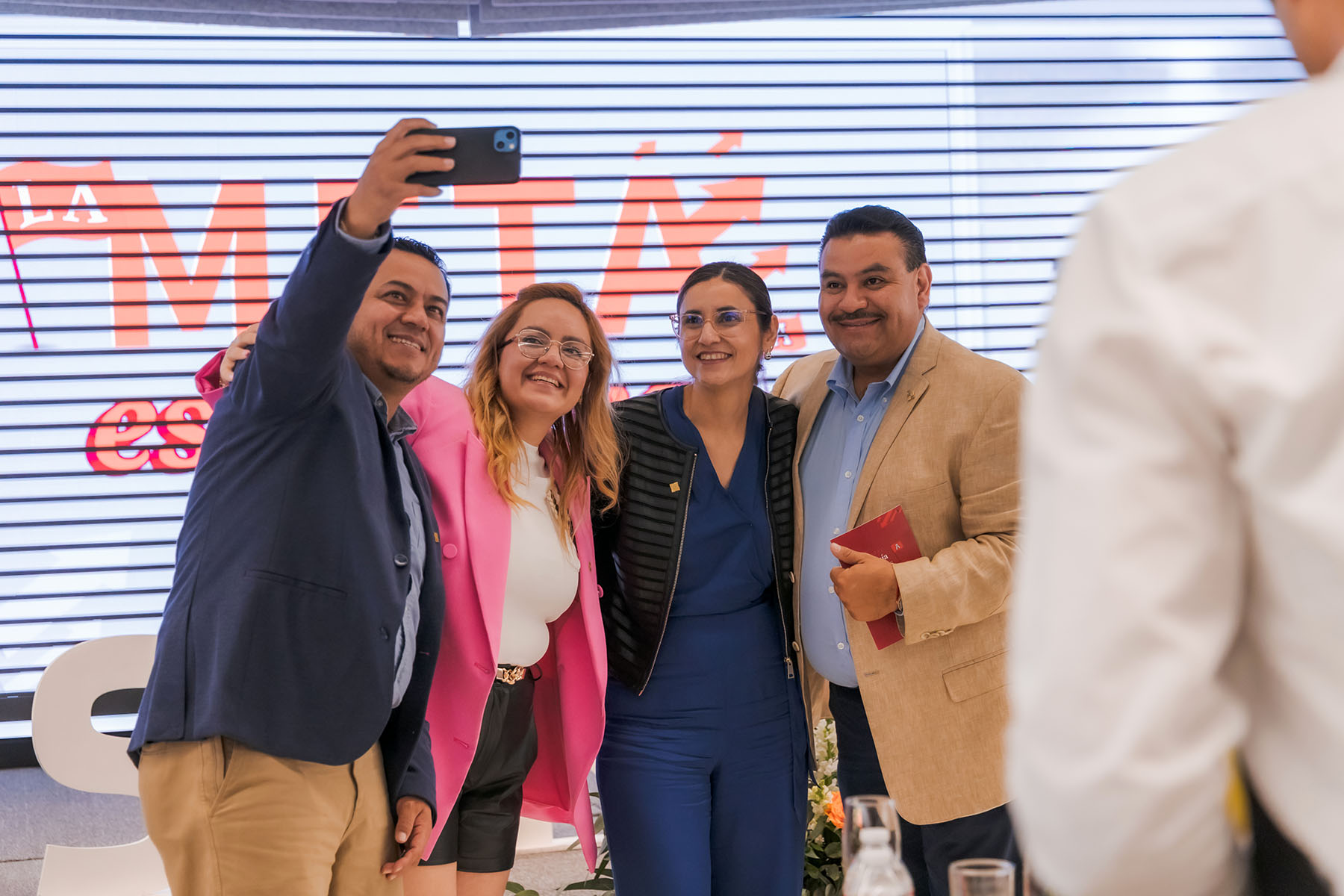 44 / 70 - La Meta Está Cerca: Clausura de la Maestría en Economía y Negocios para Grupo