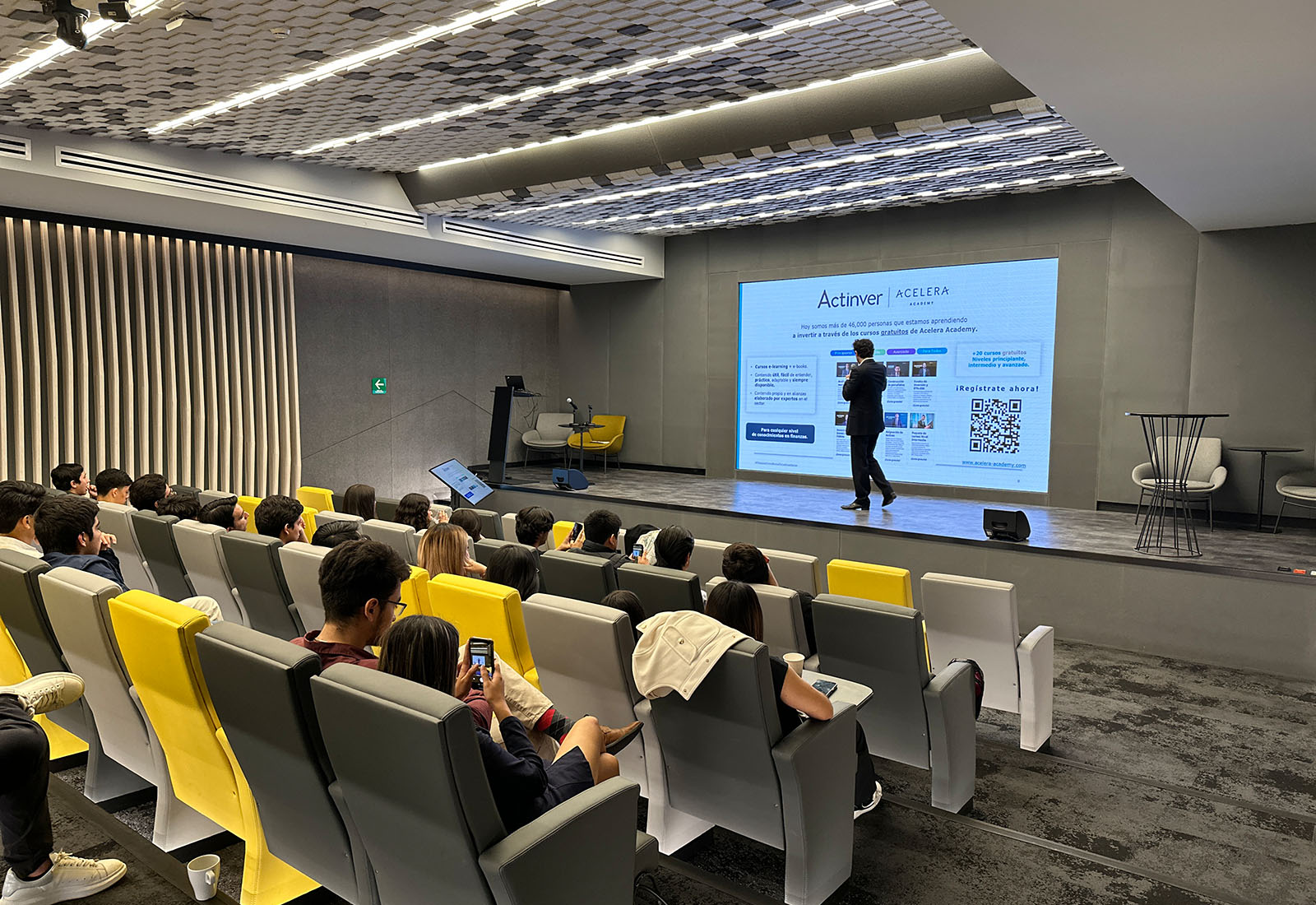 1 / 5 - Alumnos de Dirección Financiera y de Finanzas y Contaduría Pública Realizan Viaje 1 / 5 - Alumnos de Dirección Financiera y de Finanzas y Contaduría Pública Realizan Viaje