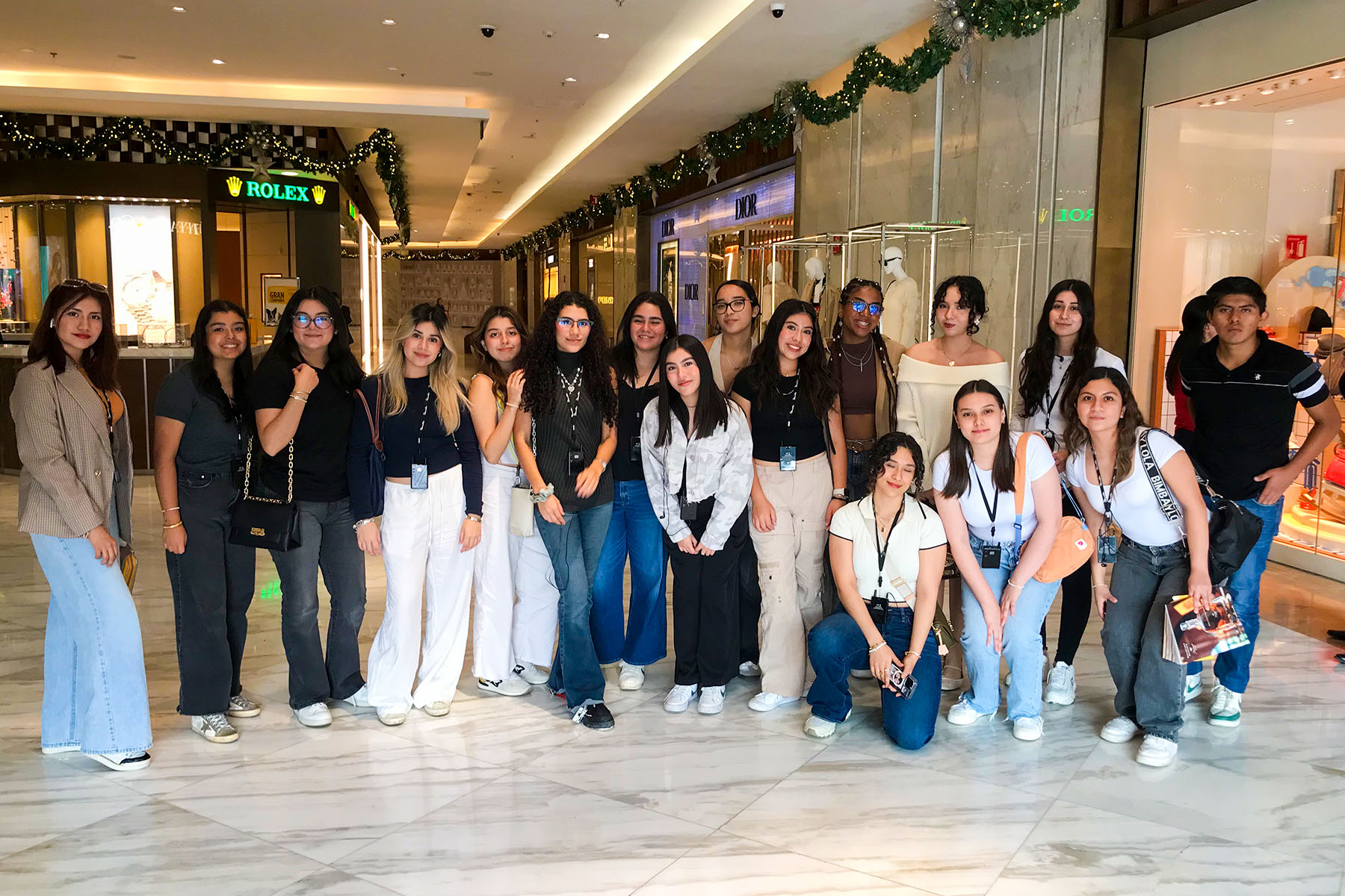 1 / 2 - Alumnos de Mercadotecnia Estratégica Visitan Palacio de Hierro en CDMX 1 / 2 - Alumnos de Mercadotecnia Estratégica Visitan Palacio de Hierro en CDMX
