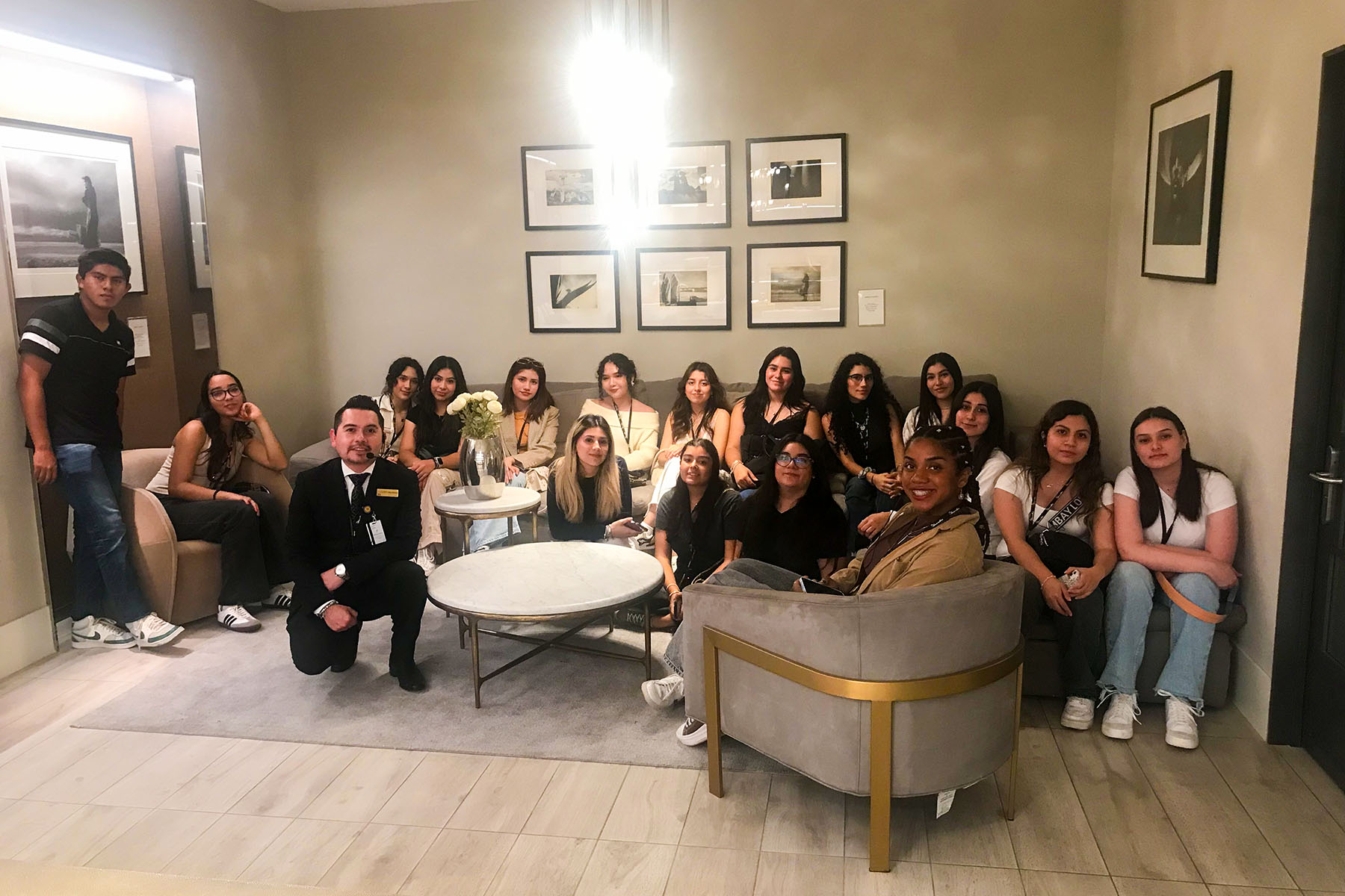 2 / 2 - Alumnos de Mercadotecnia Estratégica Visitan Palacio de Hierro en CDMX 2 / 2 - Alumnos de Mercadotecnia Estratégica Visitan Palacio de Hierro en CDMX