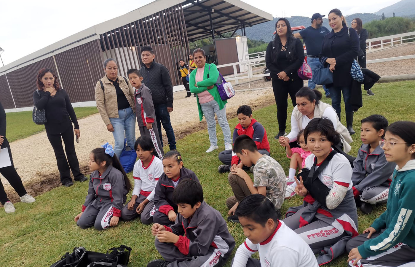 2 / 9 - Proximidad Social en el Centro Ecuestre con la Escuela Primaria Guillermo A. Sherwell 2 / 9 - Proximidad Social en el Centro Ecuestre con la Escuela Primaria Guillermo A. Sherwell