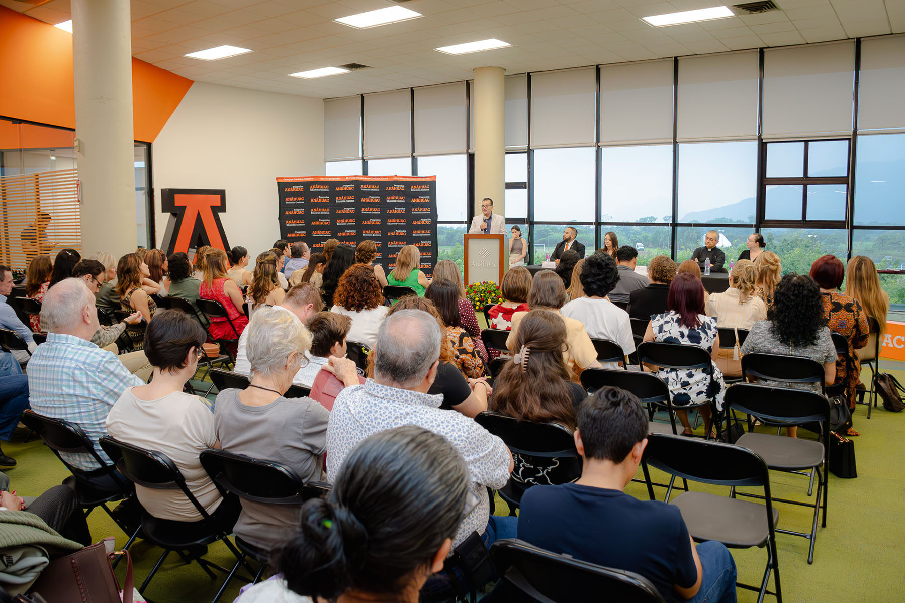 12 / 76 - Clausura de los Diplomados en Desarrollo Integral, en Duelo y Resiliencia y en Diseño